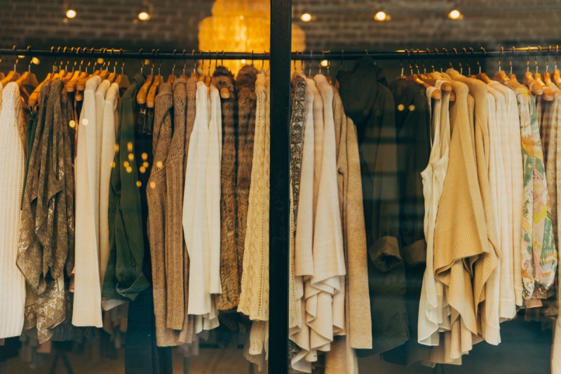 vente-VINS SUR CARAMY-min_clothe_fashion_store_shop_window_store_front-21277